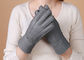 Los guantes más calientes grises alineados piel real de la zalea alisan la superficie con el finger proveedor