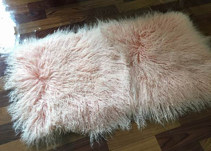 Almohada mongol rosada mullida de la piel del hogar con el pelo rizado largo sedoso