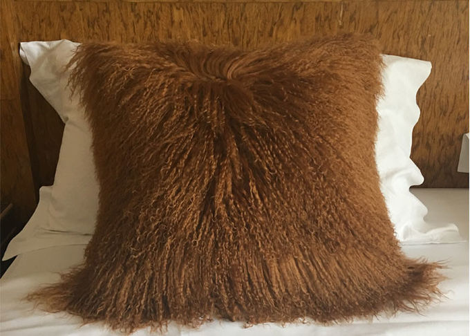 Almohada mongol teñida de la piel de las lanas largas de Brown cuadrado de 20 pulgadas para el OEM durmiente