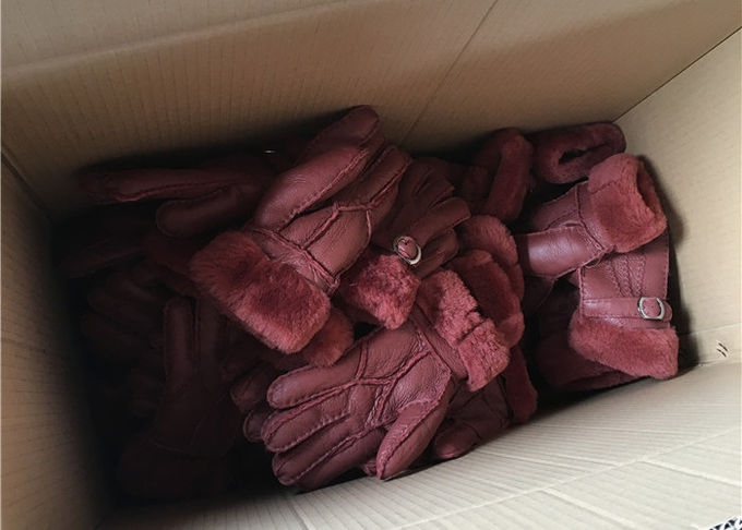Los guantes más calientes de la zalea de la piel gruesa negra con prenda impermeable de la guarnición de la lana de cordero