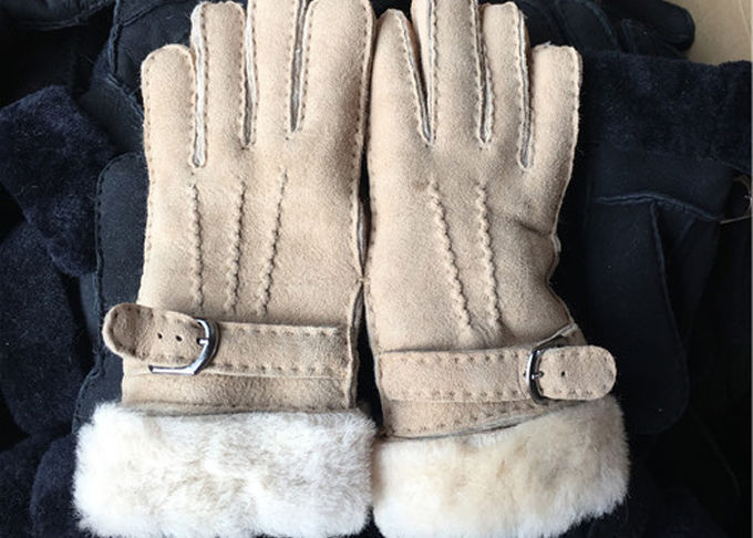 Los guantes más calientes de la zalea de la piel gruesa negra con prenda impermeable de la guarnición de la lana de cordero
