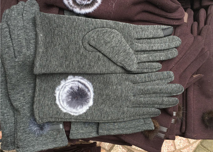 Guantes gris oscuro de la pantalla táctil de las señoras, guantes del invierno con los fingeres de la pantalla táctil 