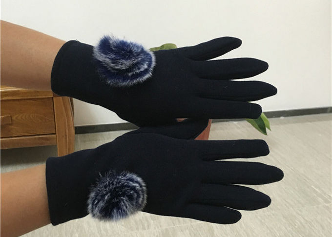 Guantes gris oscuro de la pantalla táctil de las señoras, guantes del invierno con los fingeres de la pantalla táctil 