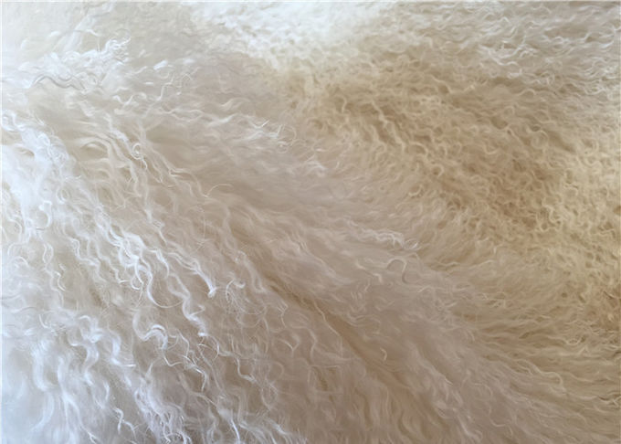 La zalea mongol del cordero de la piel rizada natural de la piel oculta la manta larga del piso de la corderina