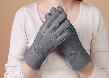 China Los guantes más calientes grises alineados piel real de la zalea alisan la superficie con el finger proveedor
