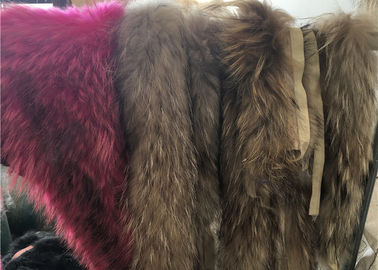 China Ajuste lujoso superior de la bufanda del cuello de la piel del mapache del color natural para la ropa proveedor