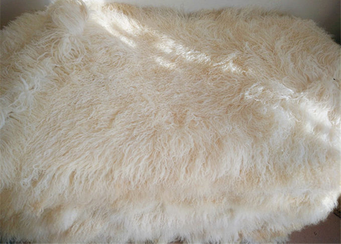 La almohada mongol redonda de la piel del pelo largo gris clara alisa con la guarnición de la piel de las ovejas del shearling