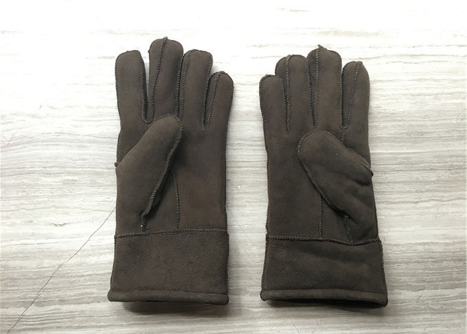 Las mujeres dan los guantes más calientes de costura de la zalea, manoplas del ante