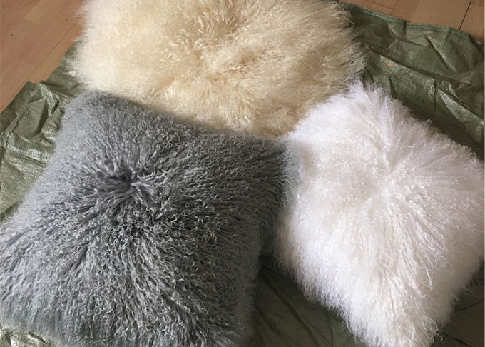 Las lanas largas soportan 18" x 18" solo negro helado piel echado a un lado del cordero de la almohada tibetana de la piel